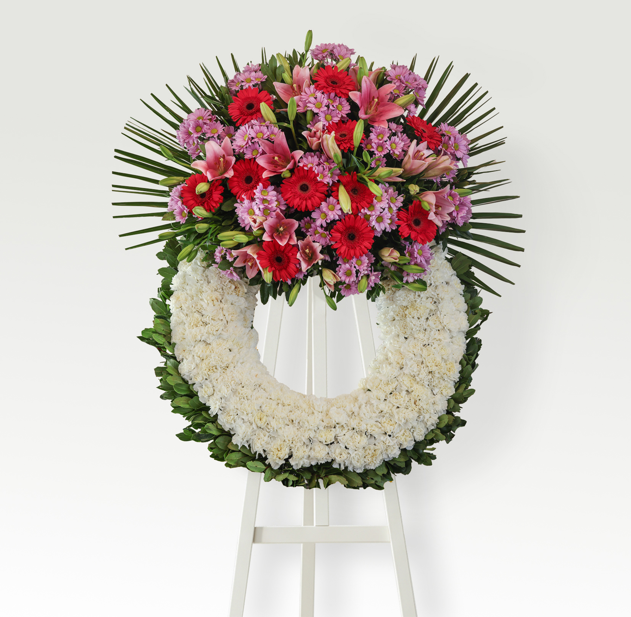 Corona de clavel blanco y cabezal de flor variada