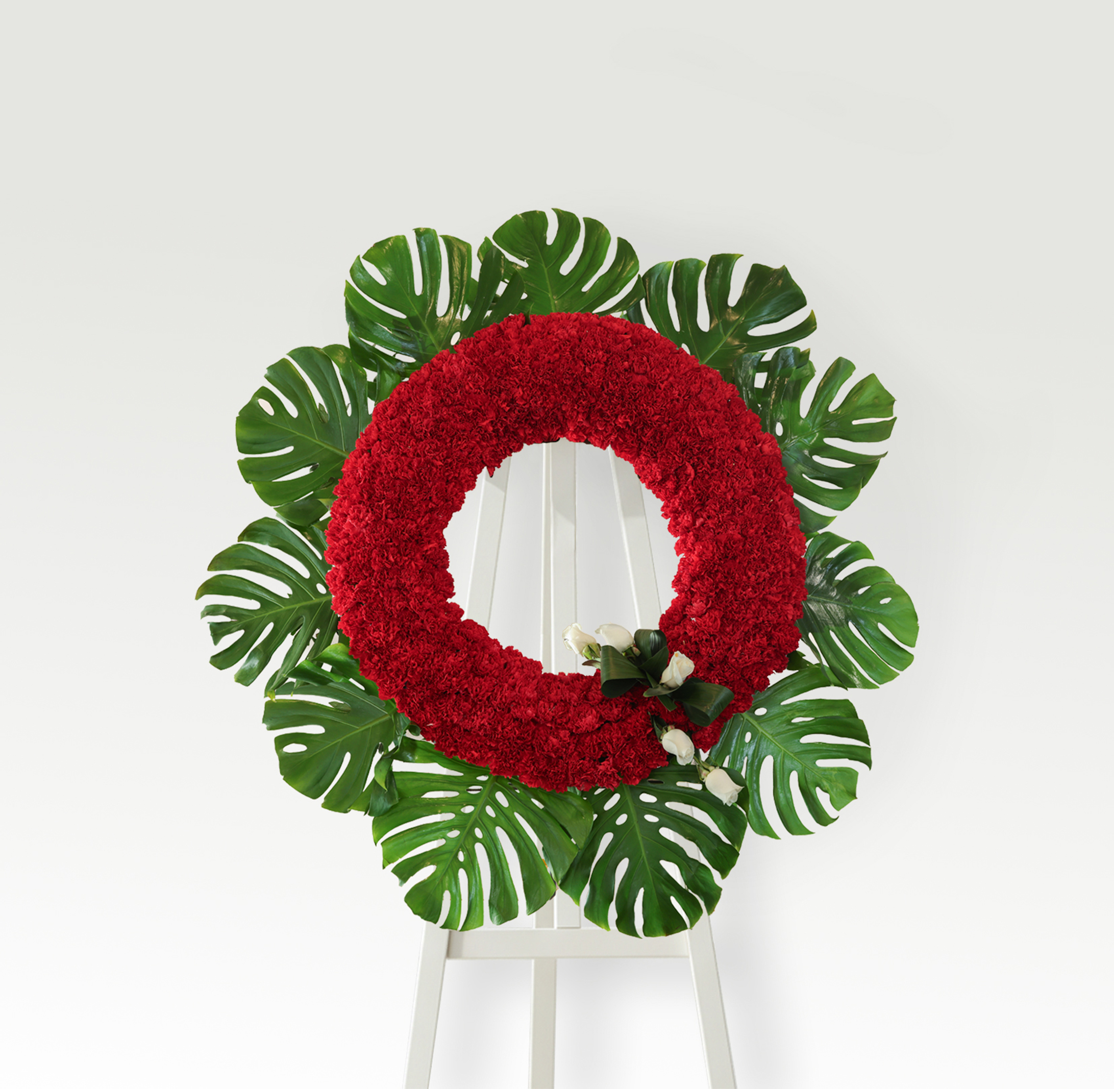 Corona de clavel rojo y detalle de rosas