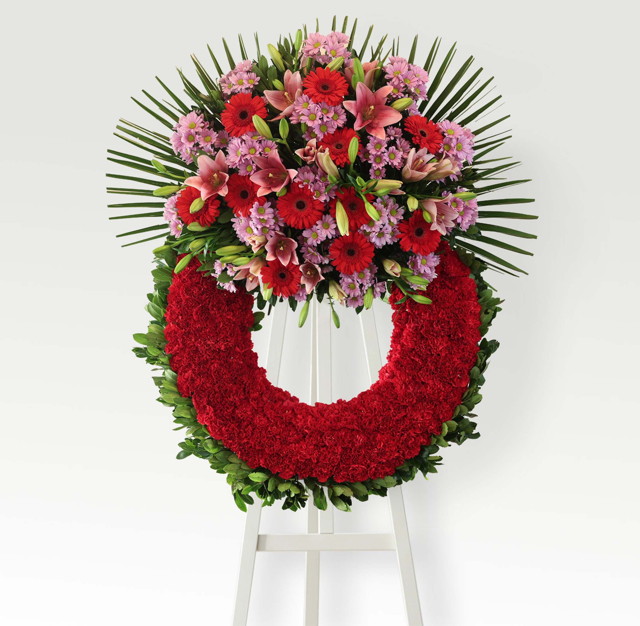 Corona de clavel rojo y cabezal variado