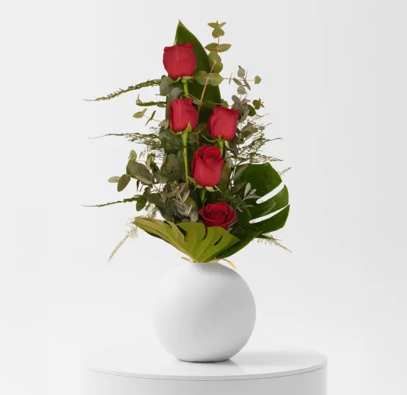 Detalle de 5 rosas rojas