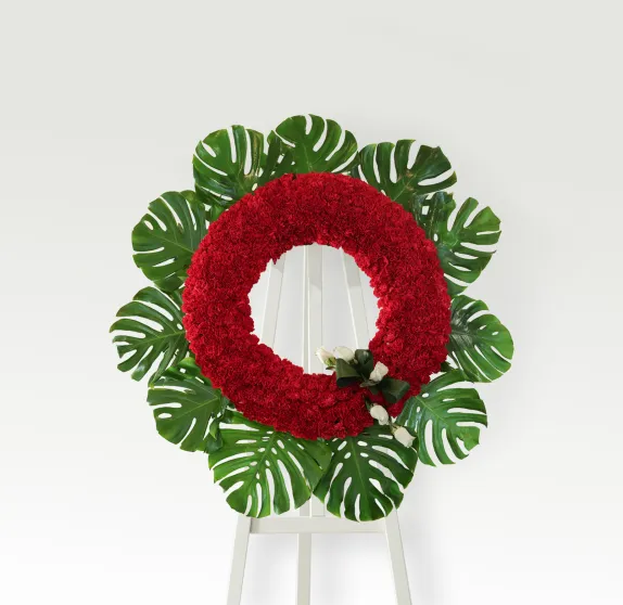 Corona de clavel rojo y detalle de rosas