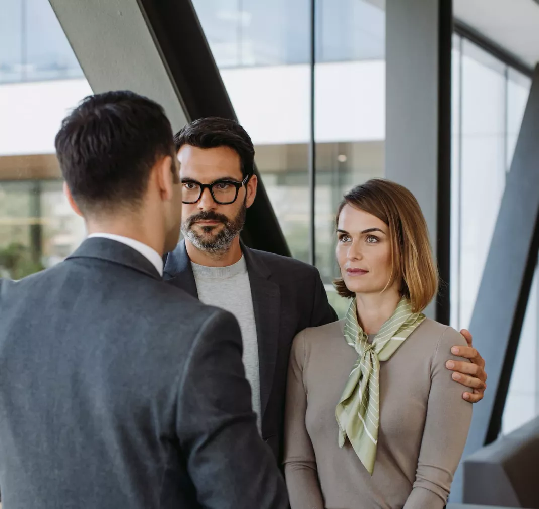 Pareja siendo atendida de pie