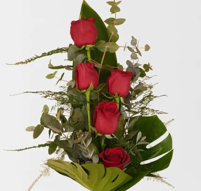 Detalle de 5 rosas rojas