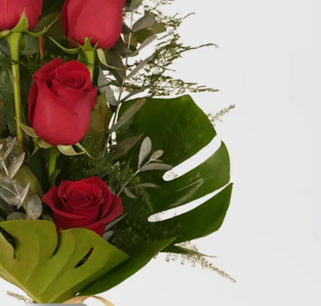 Detalle de 5 rosas rojas
