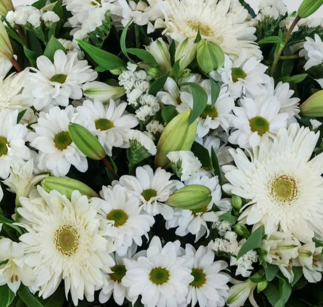 Centro de flores blancas pequeño