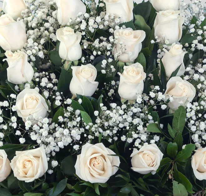 Centro de rosas blancas medium