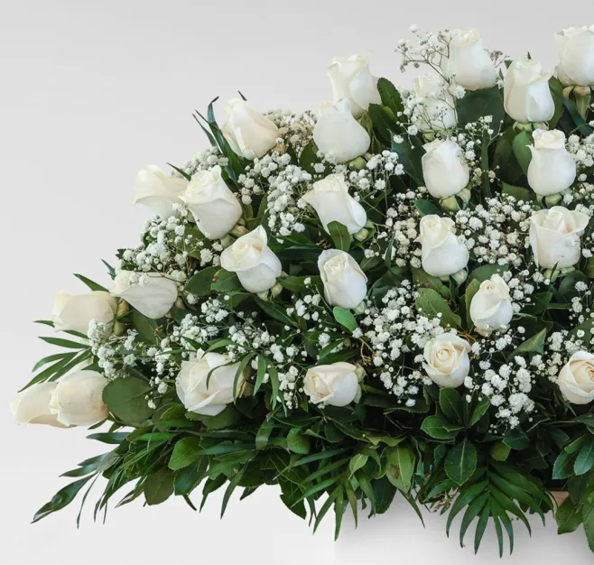 Centro de rosas blancas premium