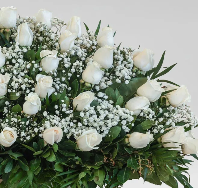 Centro de rosas blancas premium