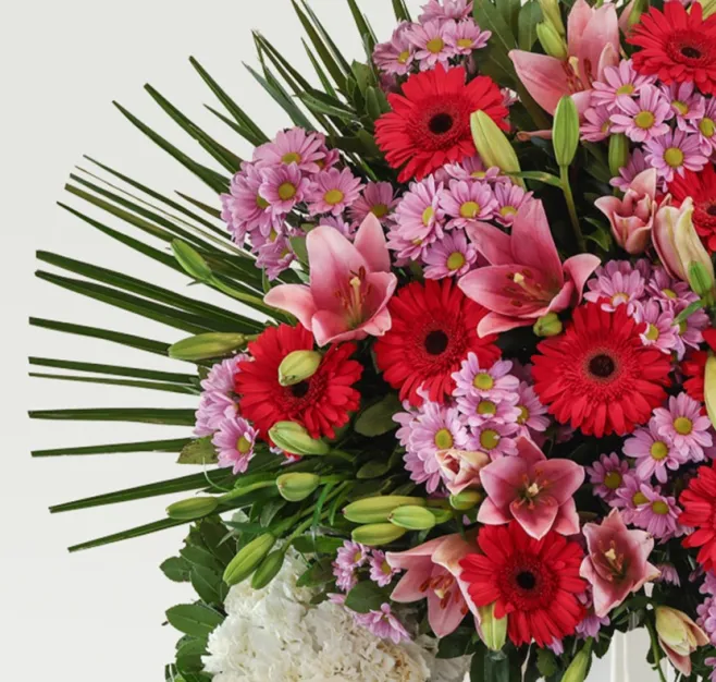 Corona de clavel blanco y cabezal de flor variada