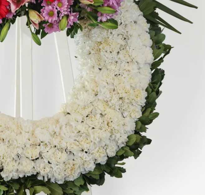 Corona de clavel blanco y cabezal de flor variada