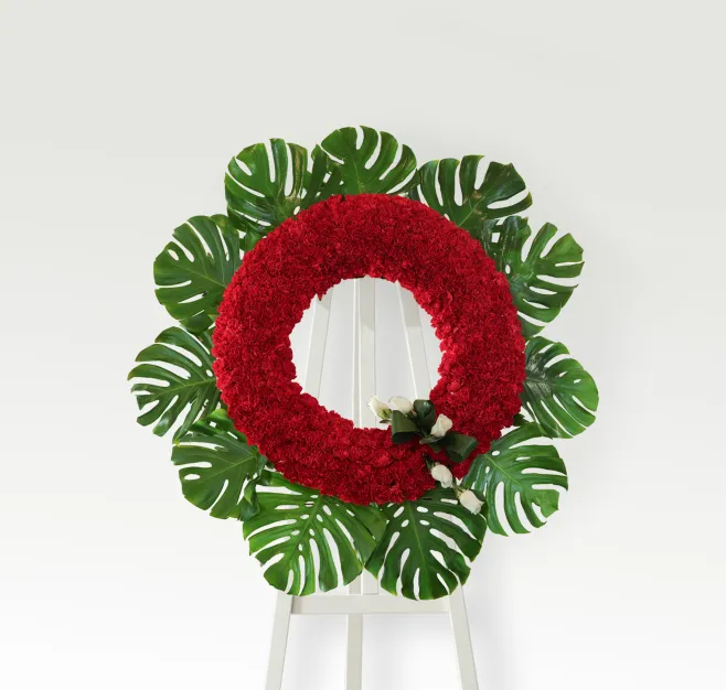 Corona de clavel rojo y detalle de rosas