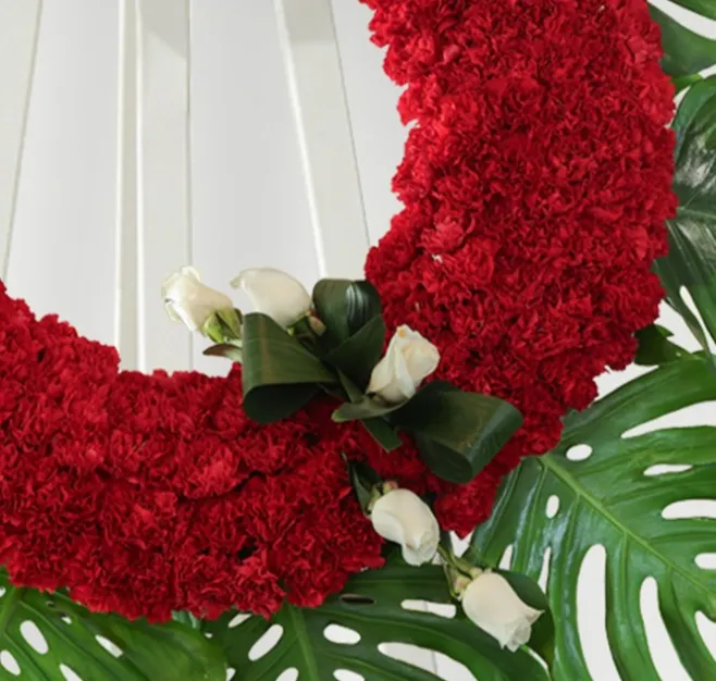 Corona de clavel rojo y detalle de rosas