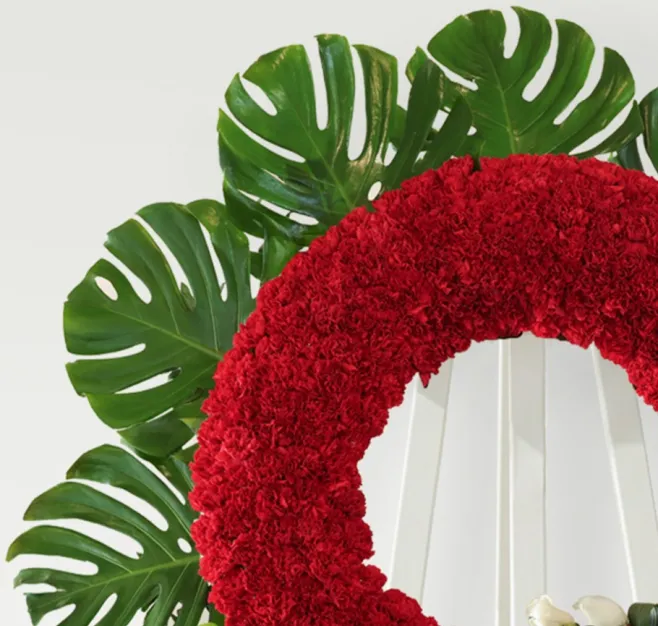 Corona de clavel rojo y detalle de rosas