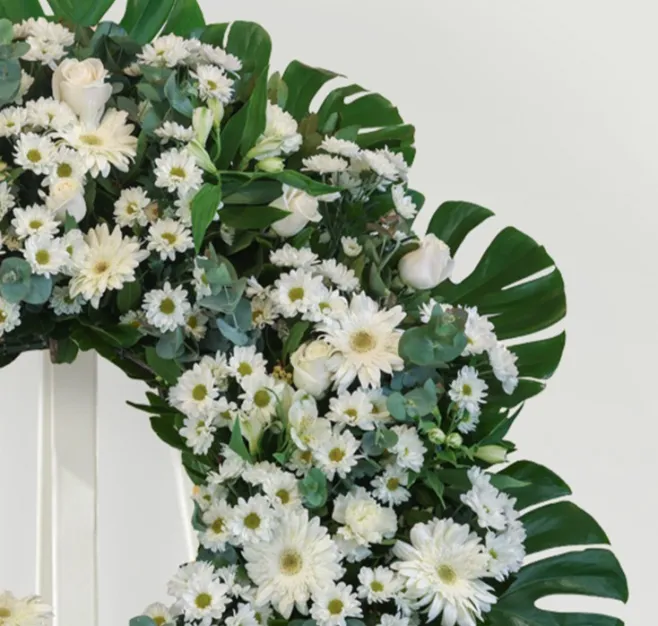 Corona de flores blancas medium