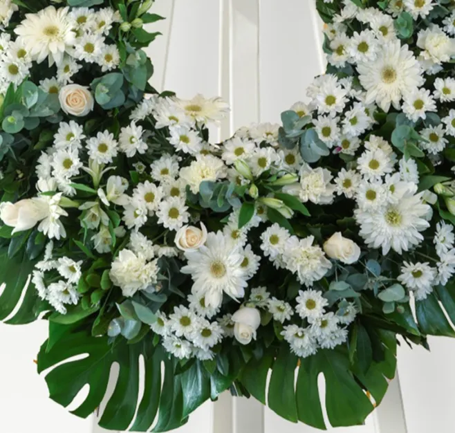 Corona de flores blancas medium