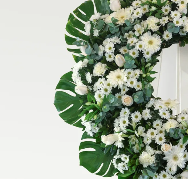 Corona de flores blancas medium