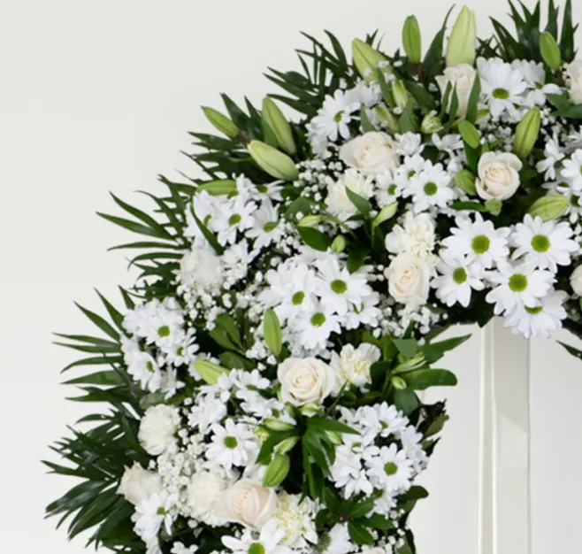 Corona de flores blancas premium