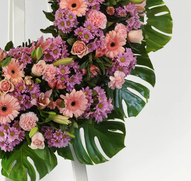 Corona de flor rosada premium