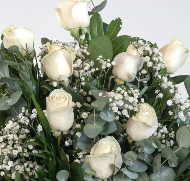 Ramo de 12 rosas blancas