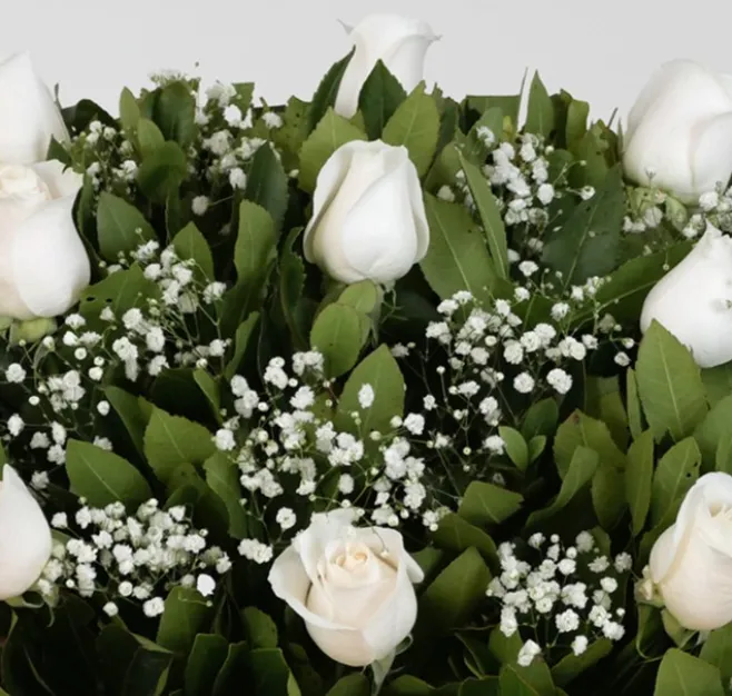 Centro de rosas blancas pequeño