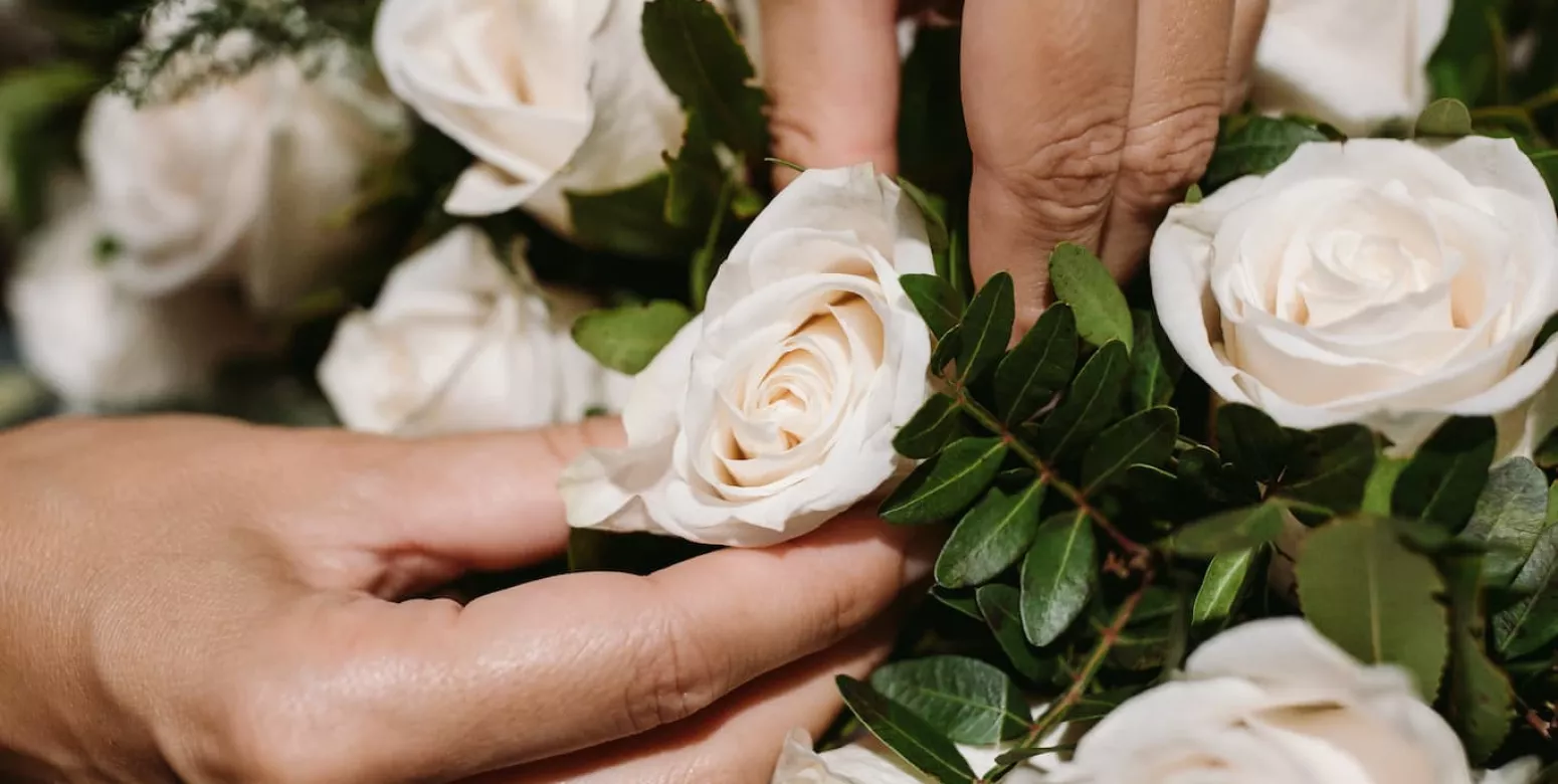 Colocando un ramo de flores blancas