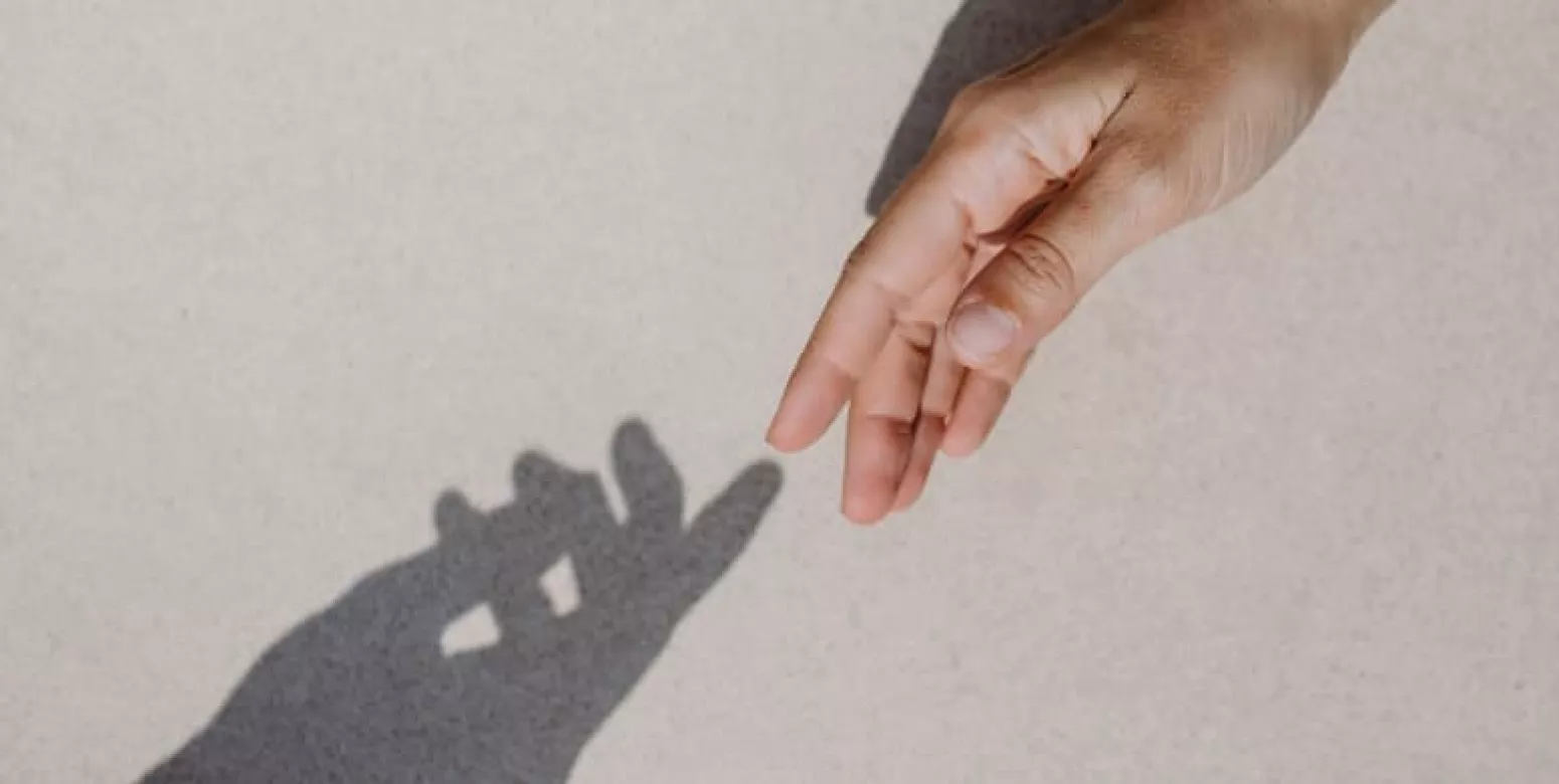 La sombra de la mano sobre la pared