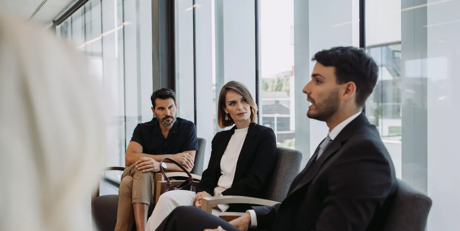 Grupo de personas escuchando una charla