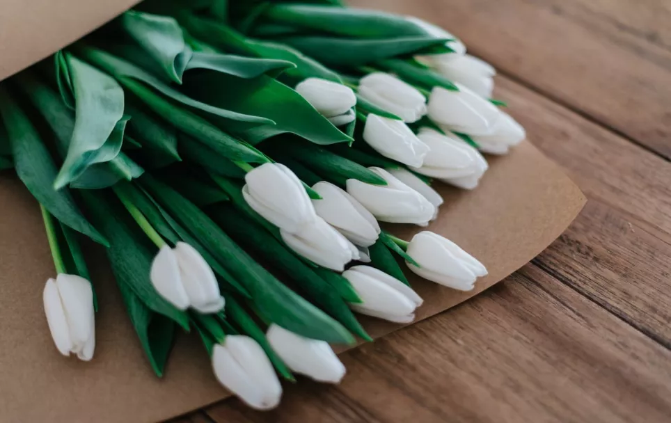 Ramo de flores encima de una mesa
