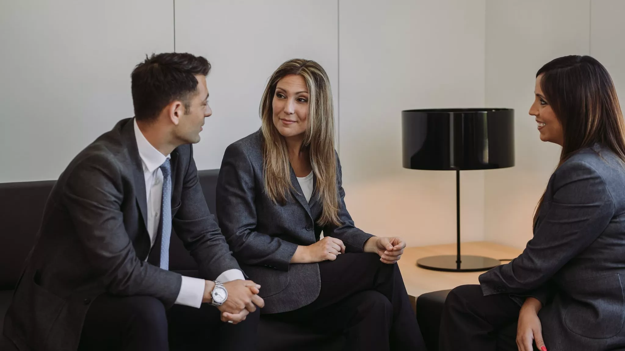 Tres personas teniendo una conversación sentadas